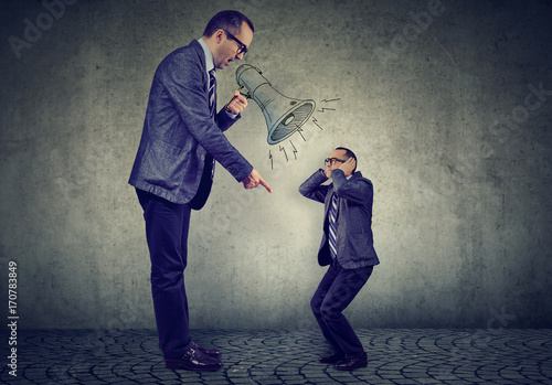 Fotomural Angry mature business man boss screaming at small himself in megaphone