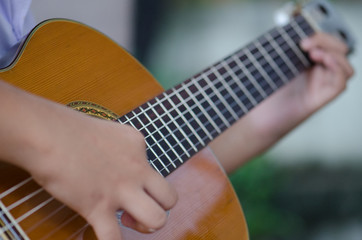 .The children play the classic guitar happily.