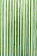 Grüne Streifen als abstrakte Muster auf gealtertem, verblassten retro Buchumschlag
