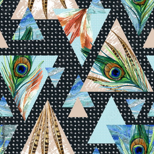 Stoffe zum Nähen Dreieck Musterdesign mit Federn, Grunge und Aquarell Texturen.