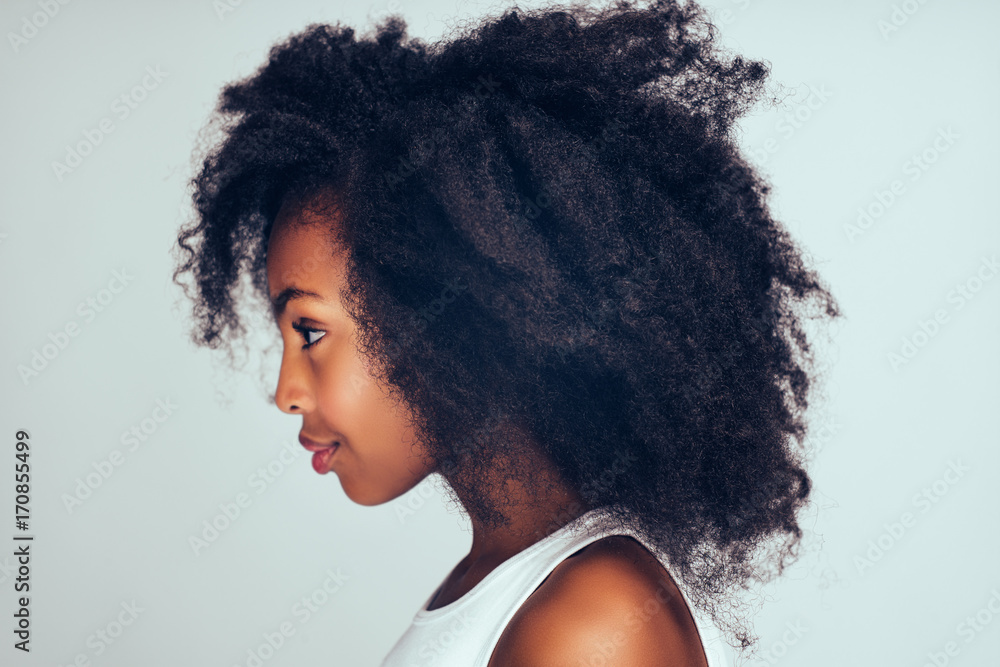 Profile Of A Cute Little African Girl With Curly Hair Foto