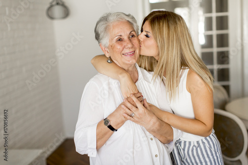 Plakat Babcia całuje wnuczkę
