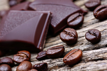 Poster - Dark chocolate with coffee beans on wooden table