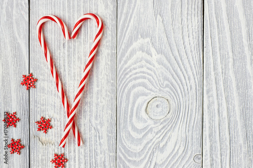Christmas Cane Decoration On Wooden Background Kaufen Sie
