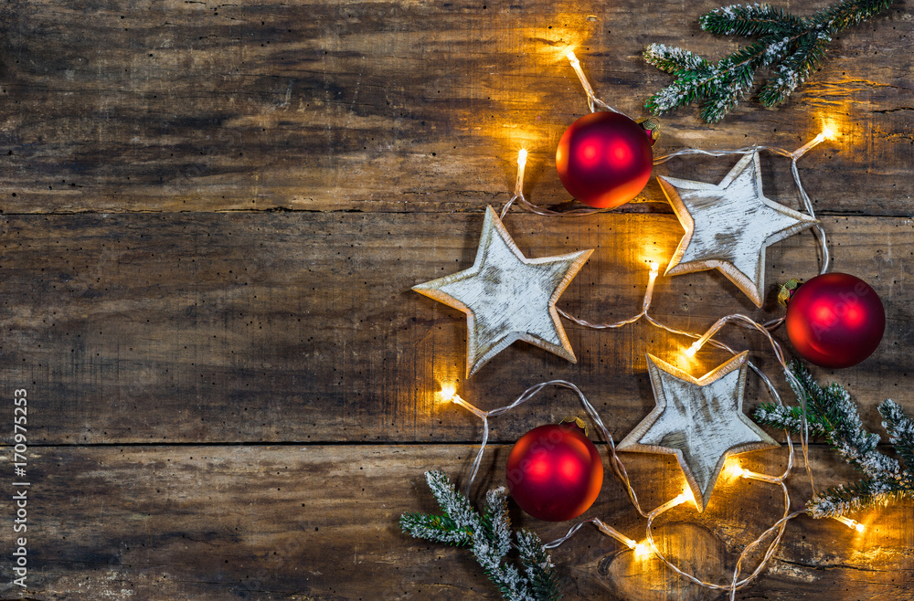 Weihnachten Kugeln Rot mit Sterne und Lichter auf Holz Hintergrund rustikal Stock Photo
