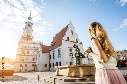 Zdjęcie XXL Porait turystki młodej kobiety podróżującej po starym Rynku w Poznaniu podczas porannego światła w Polsce