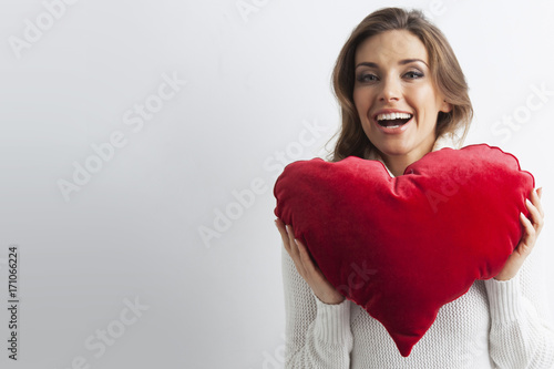 Plakat Kobieta z poduszką serca