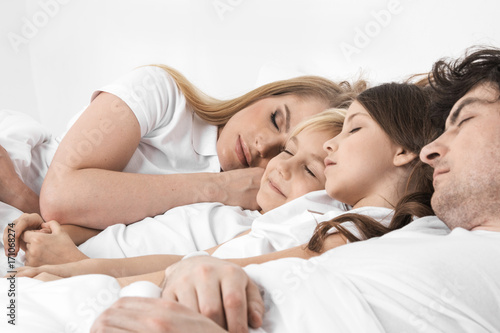 Plakat Rodzina śpi razem