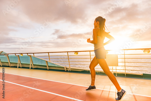 dziewczynka-fitness-robi-kolejny-trening-cardio-na-wakacje-rejs-dysponowana-kobieta-jogging-przy-zmierzchem-na-bieg-pasach-ruchu-na-pokladzie-statek-wycieczkowy-podczas-wakacji-aktywny-zdrowy-tryb-zycia