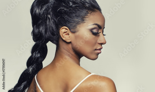 Fotografía Beautiful profile shot of exotic young woman