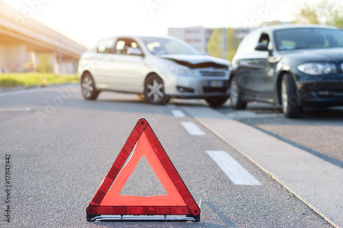 Plakat Odblaskowy czerwony trójkąt wskazujący awarię samochodu