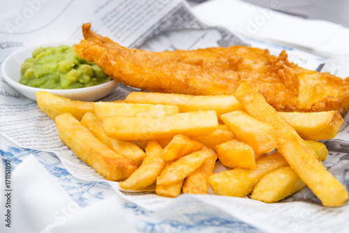 Fotografía Fish and Chips with mushy peas served in the Pub