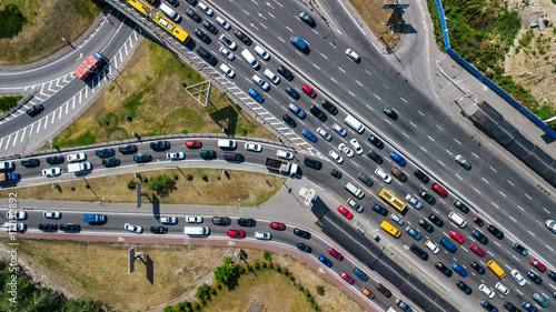 Fototapeta Powietrzny odgórny widok drogowy złącze od above, samochodu ruch drogowy i dżem wiele samochody, transportu pojęcie