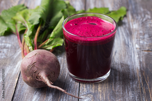 Doppelrollo mit Motiv - Fresh beet juice in glasses with a straw on a wooden background, selective focus. Healthy detox diet (von olepeshkina)