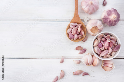 Fotomural Close up the group of garlic on white wooden table board , top view or overhead