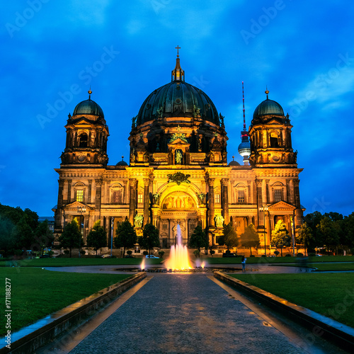 ewangelicka-katedra-znajdujaca-sie-w-berlinie-widok-noca