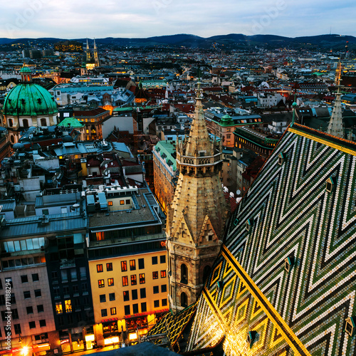 Plakat Widok z lotu ptaka nocy Wiedeń, Austria z iluminującymi budynkami