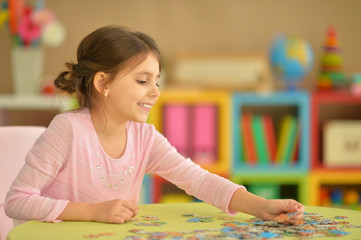 Wall Mural - girl collecting puzzles