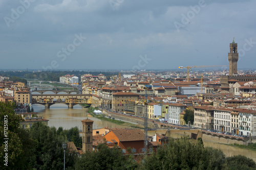 Plakat panorama miasta florencji, kopuły renesansu, rzeka