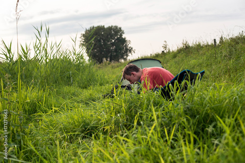 Trekking Man Sitting On Chair In Tall Grass Kaufen Sie