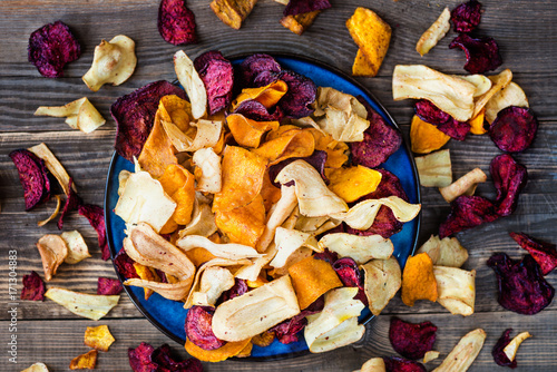 Cuadros en Lienzo Bowl of Healthy Snack from Vegetable Chips, Crisps