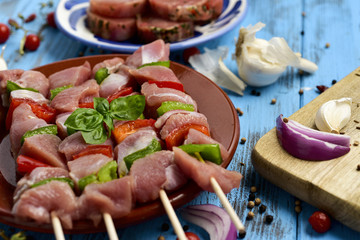 Wall Mural - raw turkey meat and vegetables skewers