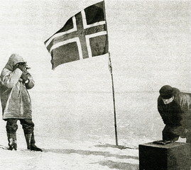 Wall Mural - Amundsen expedition - norwegian flag at the South Pole, 1911 