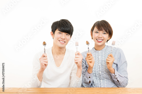 スプーンとフォークを持つ若いカップル Stock 写真 Adobe Stock スプーンとフォークを持つ若いカップル Stock 写真 Adobe Stock
