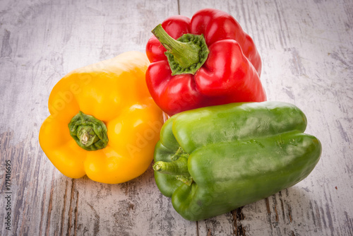 capsicum Insieme di peperone rosso, peperone giallo e peperone verde isolati su un tavolo