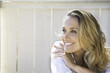 © plprod - portrait d'une femme blonde souriante