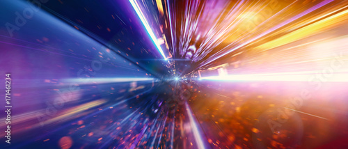 Fotografía Daten fliegen mit Lichtgeschwindigkeit über die Datenautobahn in einem Glasfaser
