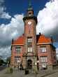 Restaurierte Fassade in rotem Backstein des Alten Hafenamt mit weißen Wolken und blauem Himmel im Sonnenschein am Binnenhafen am Dortmund-Ems-Kanal in Dortmund in Westfalen