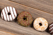 Donuts auf Holzhintergrund
