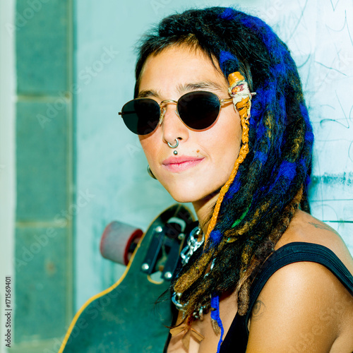 Pretty Girl Skater With Dreadlocks Street Style Kaufen