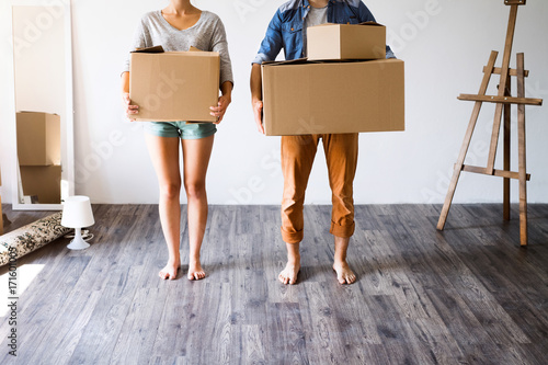 Fotografía Unrecognizable couple with boxes moving in new house.