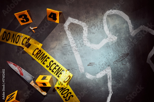 Fotografía White outline with bloody knife at crime scene
