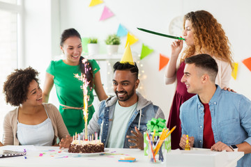 Canvas Print - team greeting colleague at office birthday party