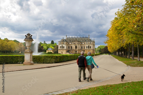 Grosser Garten Dresden Senioren Fuhren Ihren Hund Gassi Kaufen