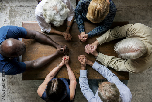 Fotografía Group of christianity people praying hope together