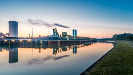 Wall Mural - Lünen Kohlekraftwerk am Kanal beim Sonnenaufgang