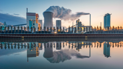 Wall Mural - Lünen Kohlekraftwerk am Kanal beim Sonnenaufgang