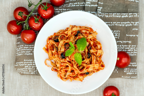 Zdjęcie XXL Spaghetti z sosem pomidorowym na stole