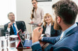 © Kzenon - Berater und Geschäftsleute bei Meeting im Business Büro