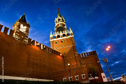 Plakat Kreml i wieża Spasskaya w nocy