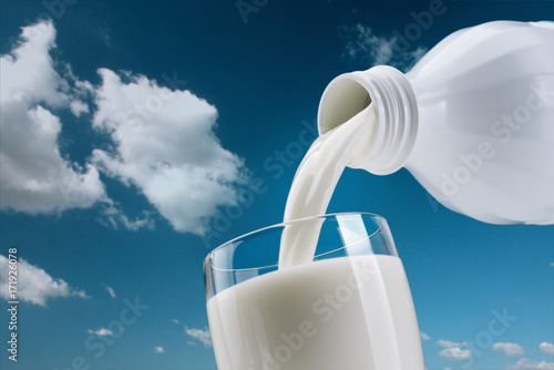Zdjęcie XXL Wlewając świeże mleko do szklanki
