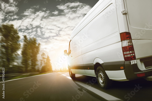 lieferwagen-transportiert-bei-sonnenaufgang