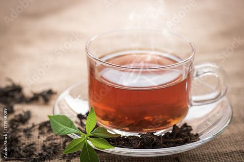 Zdjęcie XXL Gorąca filiżanka herbata dla przerwa czasu na konopianym workowym tle w rocznika stylu w ranku