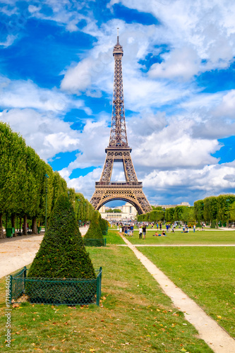 Fotografia The Eiffel Tower and the Champ de Mars on a summer day in Paris