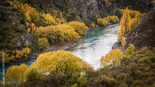 rzeka-kawarau-i-wawoz-jesienny-krajobraz-nowej-zelandii