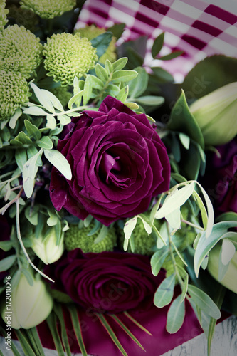 Bouquet De Fleurs Et Rose Violettes En Gros Plan Buy This